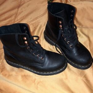 🔥🔥🔥Dr. Martens Black Lace Up Boots with rare rose gold shoe lace rings